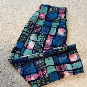 Colorful Geometric Patterned Capri Leggings W/side pockets